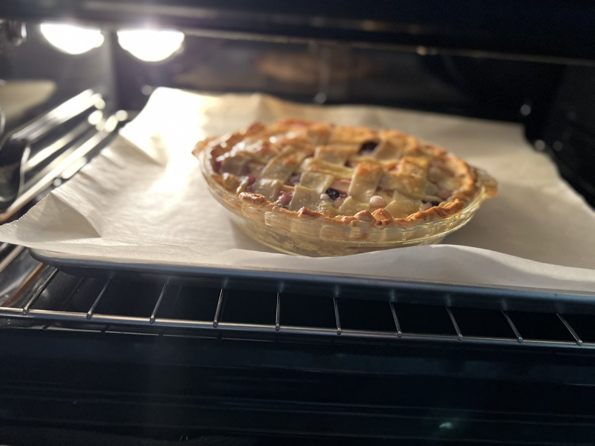 DoctorCollette's tweet image. Apple berry pie. Yum.
#fall
#pie