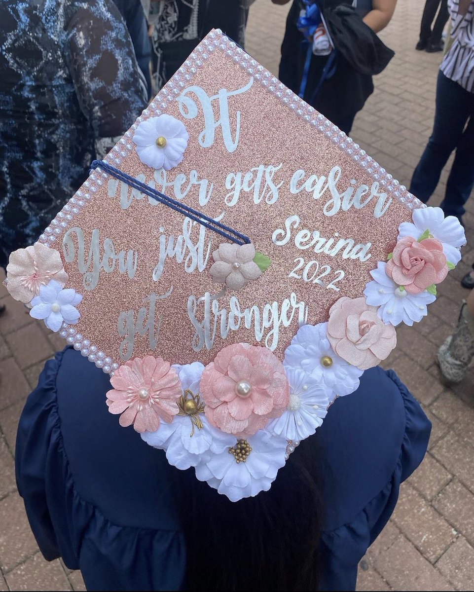 helllo2youu's tweet image. I'm so proud of Rina !!! 🤩🥳I love you!!!💚💚 I see your BIG things are in the making cousin. 

You're one degree hotter 😉😉😹😹😹 💚🎓👩🏻‍🎓#UTSAGrad22