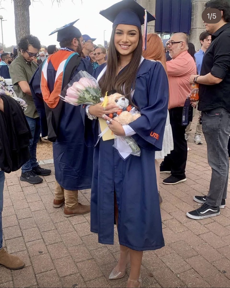 helllo2youu's tweet image. I'm so proud of Rina !!! 🤩🥳I love you!!!💚💚 I see your BIG things are in the making cousin. 

You're one degree hotter 😉😉😹😹😹 💚🎓👩🏻‍🎓#UTSAGrad22