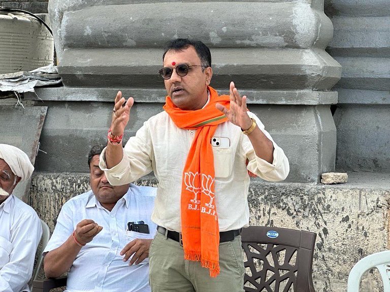 drpradyumanvaja's tweet photo. આજ રોજ કોડીનાર વિધાનસભા ના લોકસંપર્ક રાઉન્ડ અંતર્ગત "ભયાળ ગામ" ની મુલાકાત લઈ અગ્રણી ગ્રામજનો સાથે મુલાકાત કરી.. https://t.co/GmPAX0DTsV