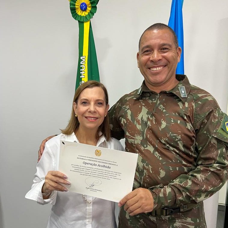 La embajadora <a href="/matebe/">Maria Teresa Belandria</a>, en nombre del equipo de la embajada, le entregó un reconocimiento a la <a href="/OpAcolhida/">Operação Acolhida</a> por la recepción y apoyo a los migrantes venezolanos que cruzan la frontera de Pacaraima en busca de una oportunidad y de una nueva vida en Brasil. <a href="/jguaido/">Juan Guaidó</a> <a href="/AsambleaVE/">Asamblea Nacional</a>