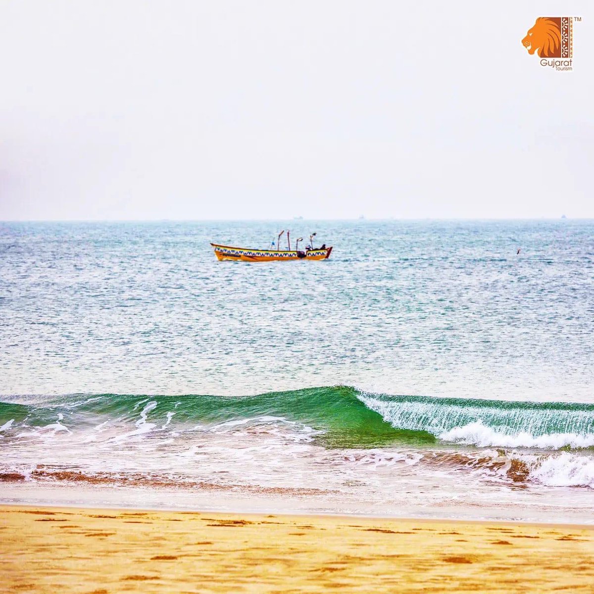 igaurangpatel10's tweet photo. Madhavpur Beach, Porbandar is one of the well-known beaches of Gujarat. It is named after the legendary king, Madhav Rao. The Beach has a long coastal route and the shoreline is surrounded by coconut trees, providing stunning views. https://t.co/PjArBuNhGv