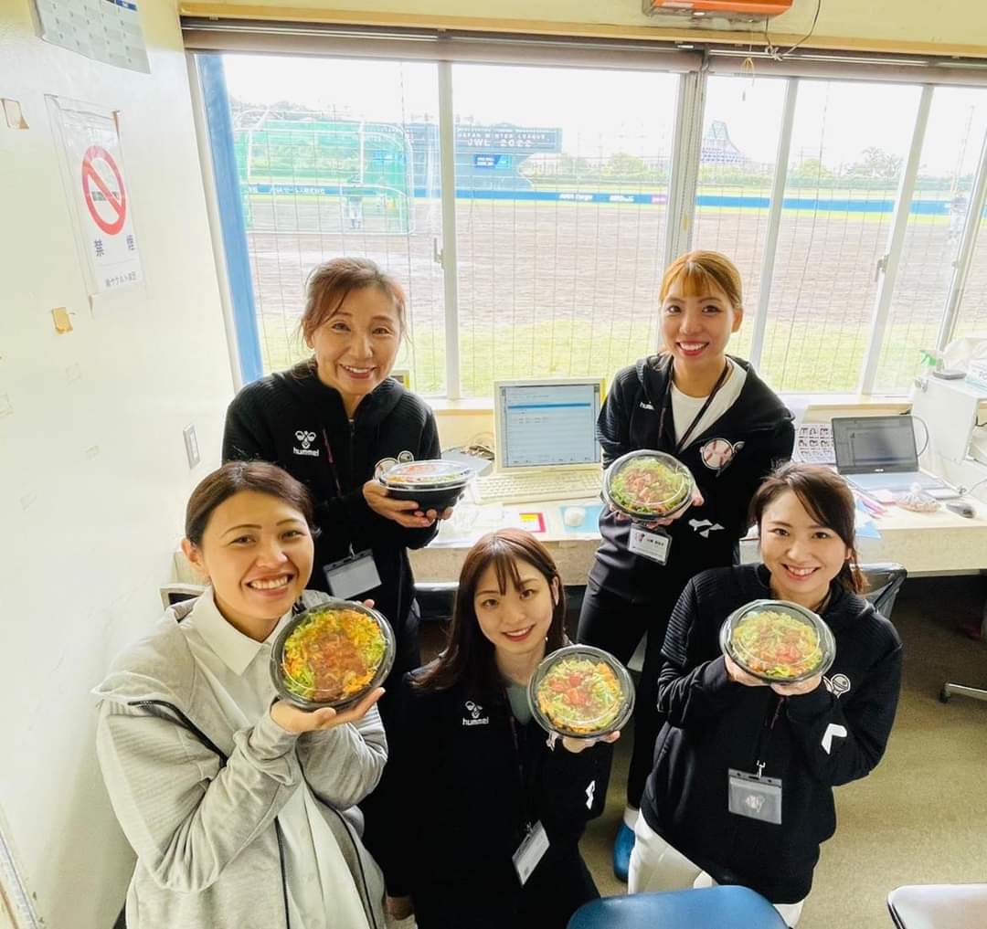 BpAnnounce's tweet photo. #JAPANWINTERLEAGUE2022 ⚾✨
フードサプライヤーのイチバノマエ様からタコライスを提供いただき皆で美味しくいただきました☺️
ウィンターリーグもあっという間に残り半分になりましたが後半から参加の選手もいらっしゃるので、是非YouTube配信や球場に足を運んでご観戦ください😊🎤 https://t.co/YVbE5tfTFB
