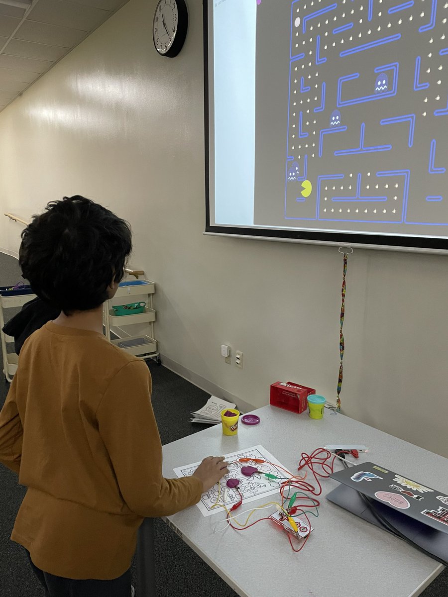5th graders <a href="/SREStallions/">SRE Stallions</a> use Play-Doh and the MakeyMakey to have some holiday pac man fun in the library #leanderisdlib #STEM