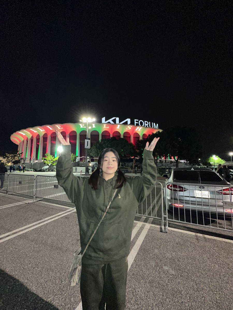 nianaguerrero's tweet photo. tonight was amazing!!! thank u billie 🥹🫶🏼 #HTEEncoreShows #HTEEncore2 https://t.co/1NPAryXvsN