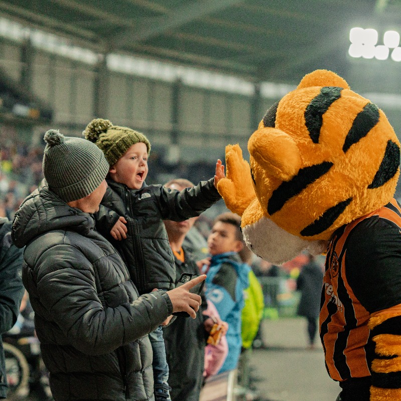 HullCity's tweet photo. 🎅 Santa's Grotto 
🍬 Tuck Shop 
🖌️ Face Painters 
🎈 Balloon Artists 
🥫 @HullFoodbank Drop-Off
🎶 @_imogenhart Headlines Hull City Sesh 
🏟️ Turnstiles Open 1.30pm

#hcafc