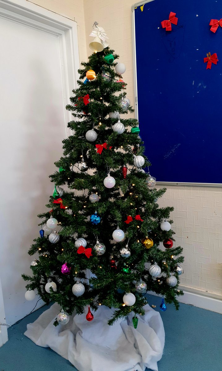 Students Christmas dinner day. 
#fun #christmasdinner #decotations #tree #crackers #staff #support #makingmemories