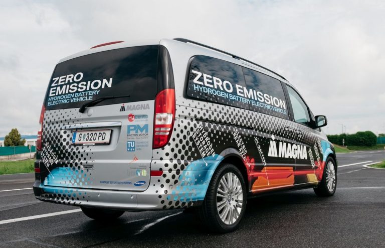 ProtonMotor's tweet image. @MagnaInt&apos;s 𝐅𝐂 𝐑𝐄𝐄𝐕 (Fuel Cell Range Extended Electric Vehicle) model is operated both electrically and with hydrogen, thus achieving an #zeroemission #hybriddrive with an individually designed 𝐇𝐲𝐑𝐚𝐧𝐠𝐞® hydrogen #fuelcellsystem by #ProtonMotor.🌱