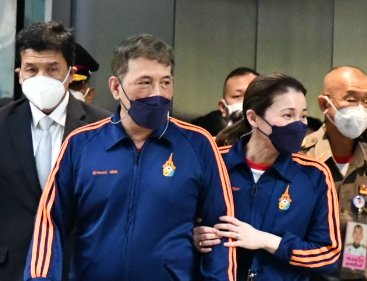 KhaosodEnglish's tweet photo. Their Majesties The King and Queen visit Chulalongkorn Hospital on Friday to check on the condition of HRH Princess Bajrakitiyabha who suffered from a heart condition and became unconscious on Wednesday. #Thailand #WhatsHappeningInThailand #KE #พระองค์ภา #ทรงพระเจริญ https://t.co/Lk46WSFXym