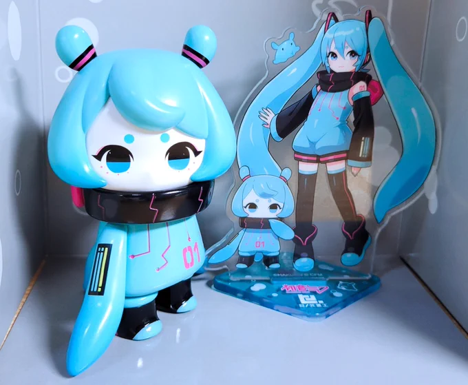 初音ミクカラーのデンシタコちゃん届きましたー!🐙⚡
めっちゃ可愛い…!アクスタも素敵!
箱並べるとめっちゃ良い〜!!!
アクアリウムちゃん共々大切にします! 