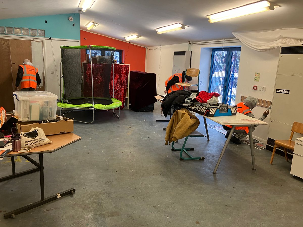 LondonPS_CP's tweet photo. #LondonCommunityPayback painting Shakespeare Walk Adventure Playground inside space. @hackneycouncil @LDNPlayDesign #payingbackinthecommunity #addingvalue https://t.co/Jhmbsn26JT