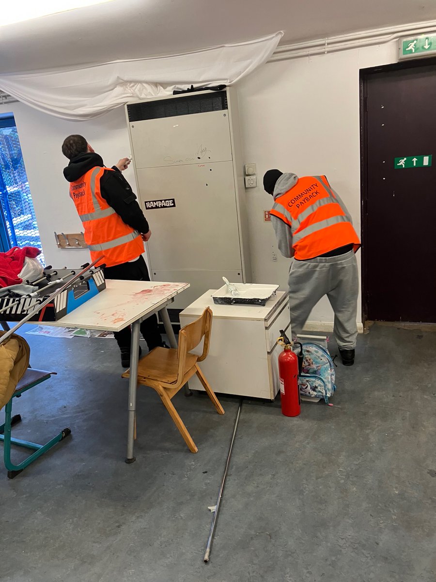 LondonPS_CP's tweet photo. #LondonCommunityPayback painting Shakespeare Walk Adventure Playground inside space. @hackneycouncil @LDNPlayDesign #payingbackinthecommunity #addingvalue https://t.co/Jhmbsn26JT