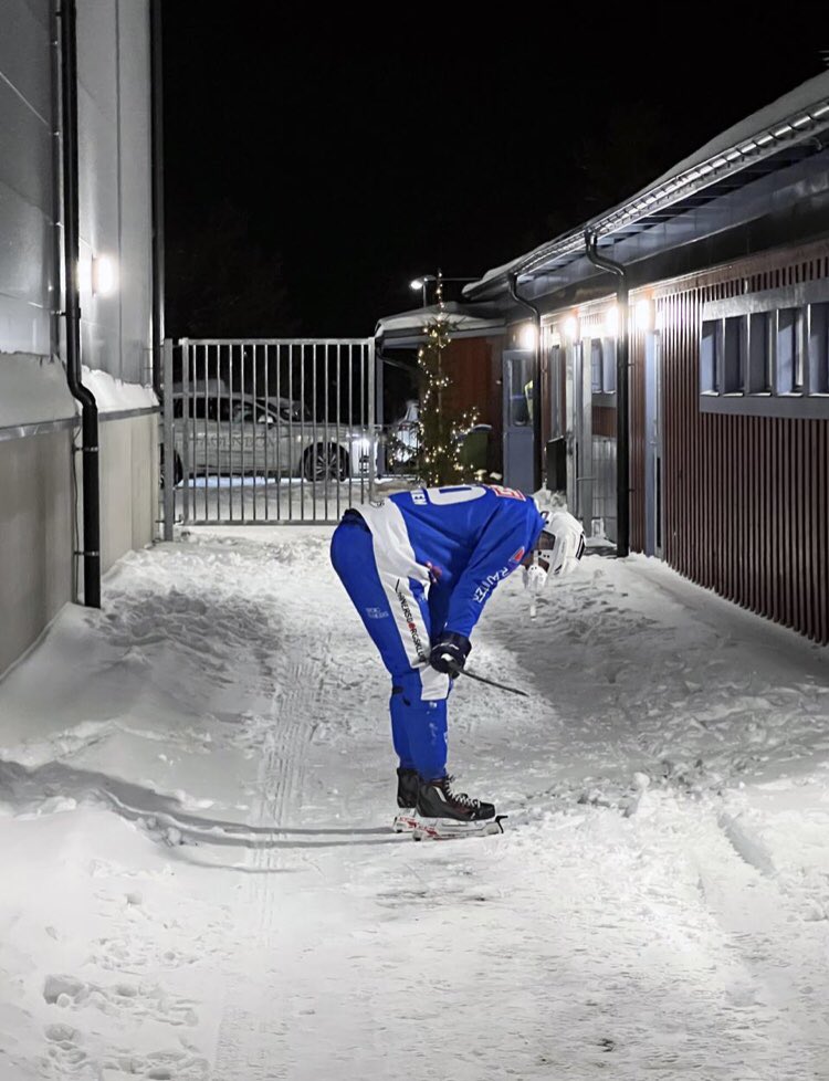 Stark bild på en IFK Vänersborgare som precis har sett 4-3 bli till 4-5 mot Broberg och som nu har 53 mörka bussmil framför sig en vardag i december.

Foto: Christoffer Million