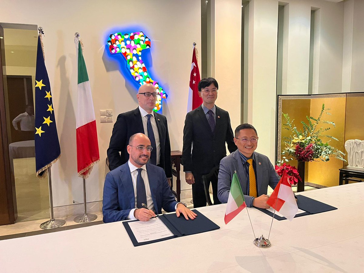 MERMECGroup's tweet photo. L’alta tecnologia made in Italy in Asia con MERMEC.

Presso l'Ambasciata italiana a #Singapore, #MERMEC ha siglato contratti per la diagnostica della metropolitana di Singapore confermando la sua continua crescita in #Asia. https://t.co/k52nic0EKn