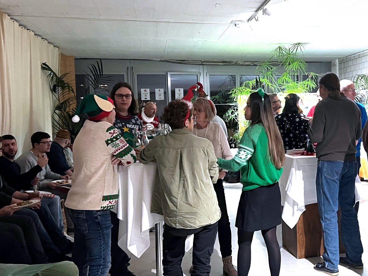 Viele von uns arbeiten öfters im Homeoffice als im Büro. Schön, konnten wir gestern beim Weihnachtsapéro wieder einmal alle zusammen sein.

#team #iway