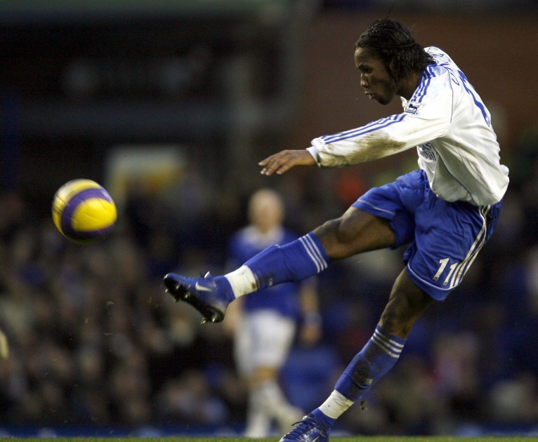 OTD_PL's tweet photo. #OnThisDay in 2006: @Everton 2-3 @Chelsea.
@didierdrogba scored an incredible half-volley as Chelsea twice came from behind to defeat Everton. The goal came in the final minute of the game. #KTBFFH 🔵🇨🇮 https://t.co/ZyZLmxb56k