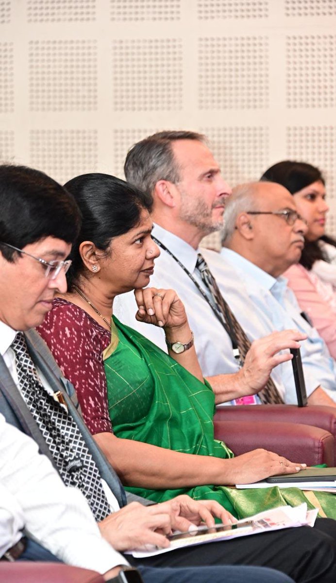 KanimozhiDMK's tweet photo. இன்று சென்னையில் @BALM_Academy ஒருங்கிணைப்பில் நடைபெறும் 3rd International Conference on Mental Health and Inclusive Development-ல் பங்கேற்று, மருத்துவத்துறையில் முன்னோடியாக விளங்கும் நம் மாநிலத்தில், மனநல மருத்துவத்தின் வளர்ச்சி குறித்தும், (1/2) https://t.co/kWemem26EE