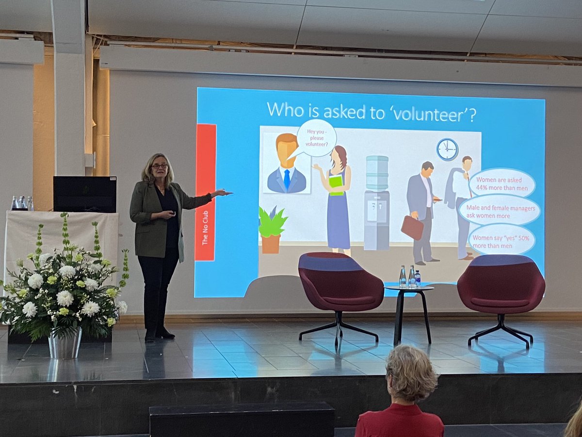 BirtheLarsenCph's tweet photo. I går havde vi den afsluttende konference på ulighedsplatformen på @CBScph #CBSinequality
@lise_vesterlund talte om sin bog om hvordan ikke-karrierefremmende arbejdsopgaver på arbejdspladsen leder til lønulighed mellem mænd og kvinder. Og hvis kvinder siger nej er det ildeset https://t.co/yiRntyYOJD