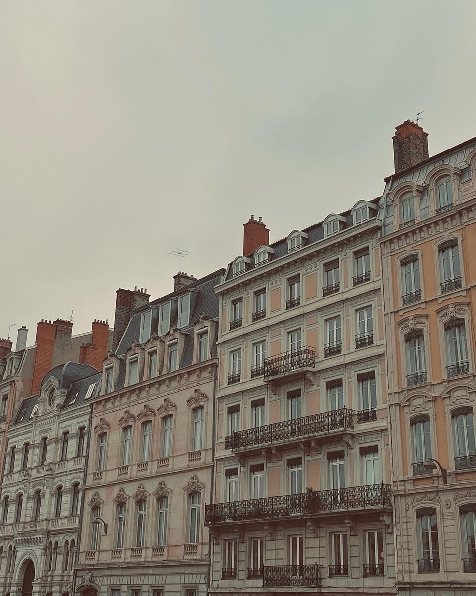 MonicaSdelMonte's tweet photo. Ser feliz con lo que tienes.
Porque la felicidad no se mide. Se vive.
#entresuspirosyuncafe
GRACIAS
#lyon #lyonsecret #france #inspoquote #winteroutfit #instatravel #travelgirl #europetravel #inspostyle #lifestyleblogger #lifestyle #mo_mnk https://t.co/1ULNeeAPhR