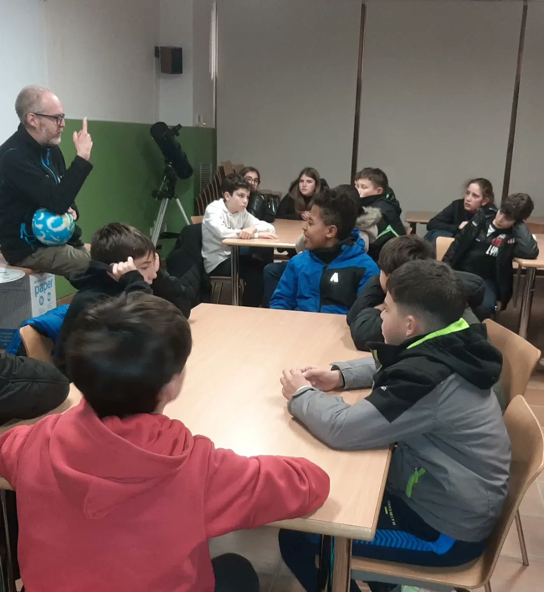 InsJaumeHuguet's tweet photo. 🪐🔭 Els grups de 1r d'ESO que són de colònies a Àger, ahir a la tarda-vespre, van fer una de les activitats principals del projecte del #SistemaSolar: l'anada al Planetari del @parcastronomic del Montsec. Va ser una gran experiència‼️ #ProjectesJH
➡️ https://t.co/BZxj02BKRX https://t.co/YNGGEWMV3H