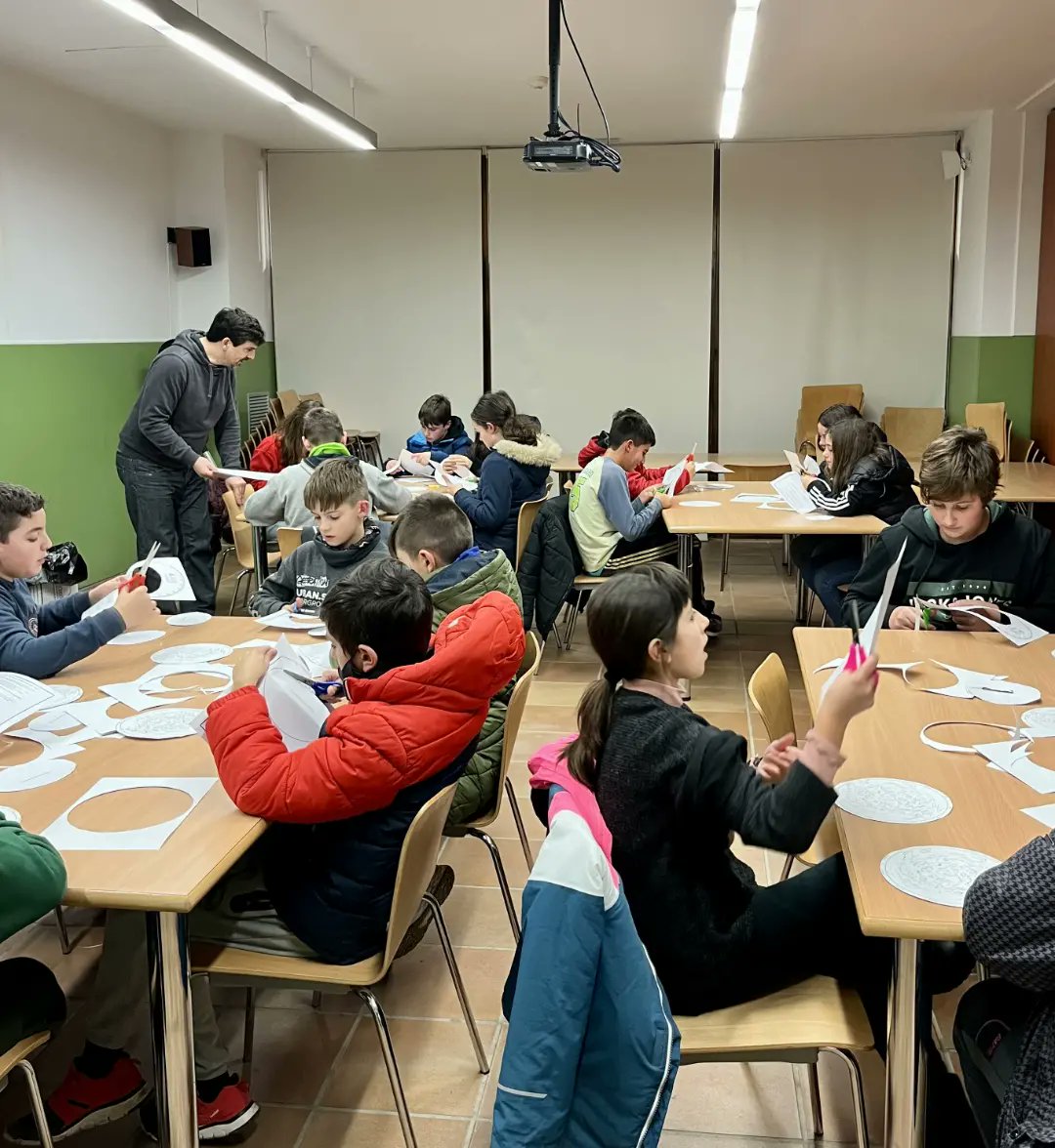 InsJaumeHuguet's tweet photo. 🪐🔭 Els grups de 1r d'ESO que són de colònies a Àger, ahir a la tarda-vespre, van fer una de les activitats principals del projecte del #SistemaSolar: l'anada al Planetari del @parcastronomic del Montsec. Va ser una gran experiència‼️ #ProjectesJH
➡️ https://t.co/BZxj02BKRX https://t.co/YNGGEWMV3H