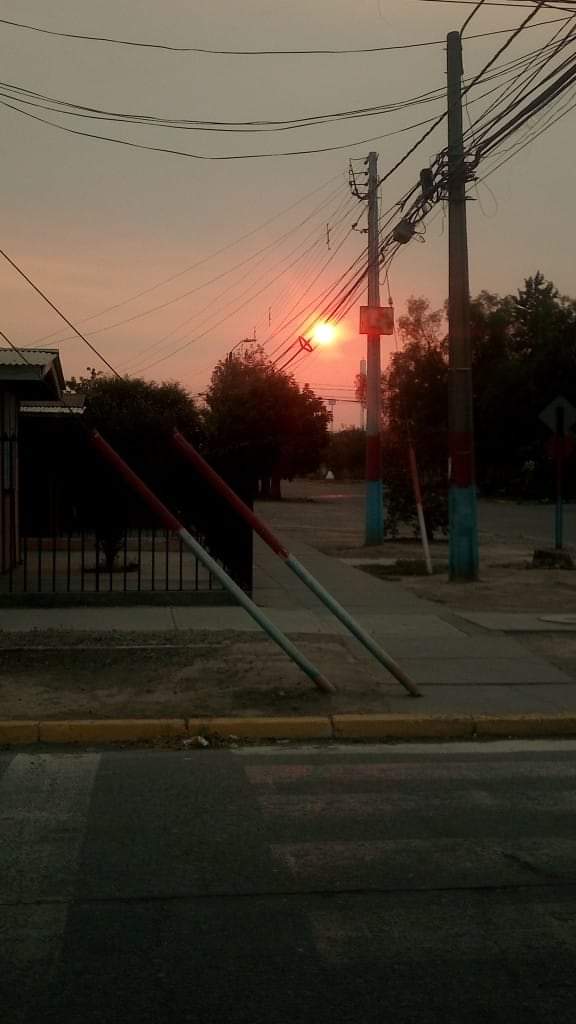 jorgekrag's tweet photo. @_catalinacm @aconcaguaclima @cristobalreus
Así se ve el sol hoy a las 7AM mientras voy rumbo al trabajo.
#SolNaranja
#Humo
#IncendiosForestales https://t.co/U4qfG4g812