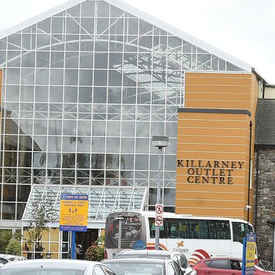 DrHaroldNews's tweet photo. BREAKING: In retaliation for Donie O'Sullivan's Twitter suspension, Elon Musk has been banned from the Killarney Outlet Centre. https://t.co/VgI0XynGO3