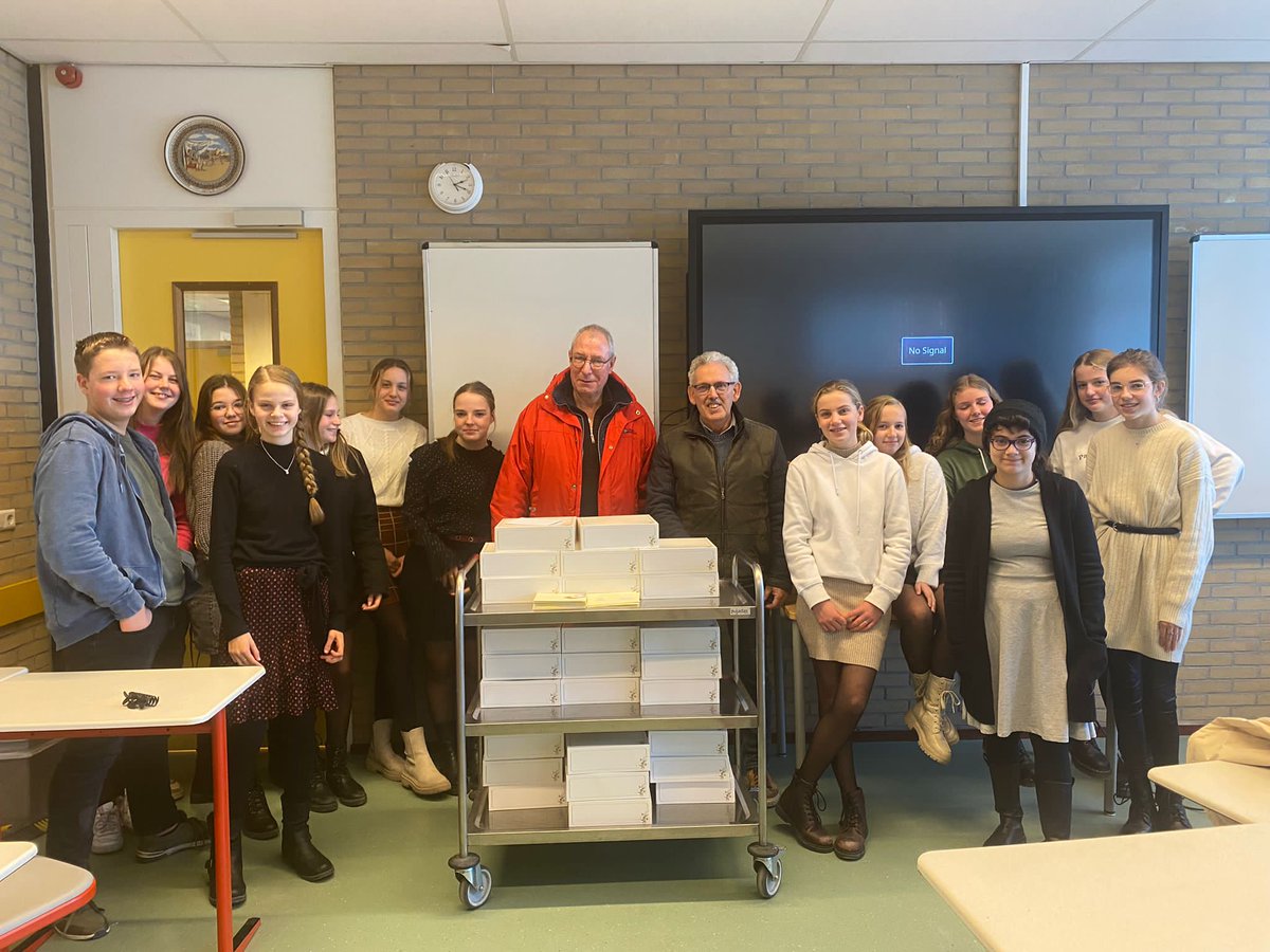 DriestarCollege's tweet photo. APPELTAARTEN VOOR DE VOEDSELBANK // Leerlingen Lekkerkerk bakten maar liefst 26 appeltaarten voor de Voedselbank in de Krimpenerwaard. Wat een mooie actie!
Met dank aan Baktotaal Bouwhuis en @jouwtaart. 
#voedselbank #voedselbankkrimpenerwaard #driestarlekkerkerk #driestar https://t.co/LZDIAWQ81u