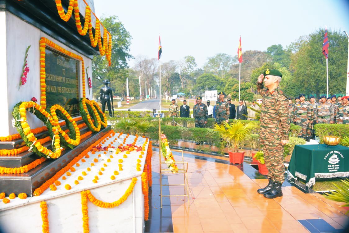 trishakticorps's tweet photo. #VijayDivas 

Wreath laying ceremony conducted at #WarMemorials at various places of #WestBengal to remember the courage &amp; sacrifices made by the #IndianArmedForces in the #LiberationWar1971. Serving, retired &amp; civil administration officials laid wreath.

@adgpi 
@easterncomd https://t.co/fToyPcNcCg