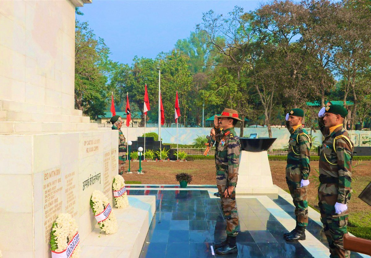 trishakticorps's tweet photo. #VijayDivas 

Wreath laying ceremony conducted at #WarMemorials at various places of #WestBengal to remember the courage &amp; sacrifices made by the #IndianArmedForces in the #LiberationWar1971. Serving, retired &amp; civil administration officials laid wreath.

@adgpi 
@easterncomd https://t.co/fToyPcNcCg