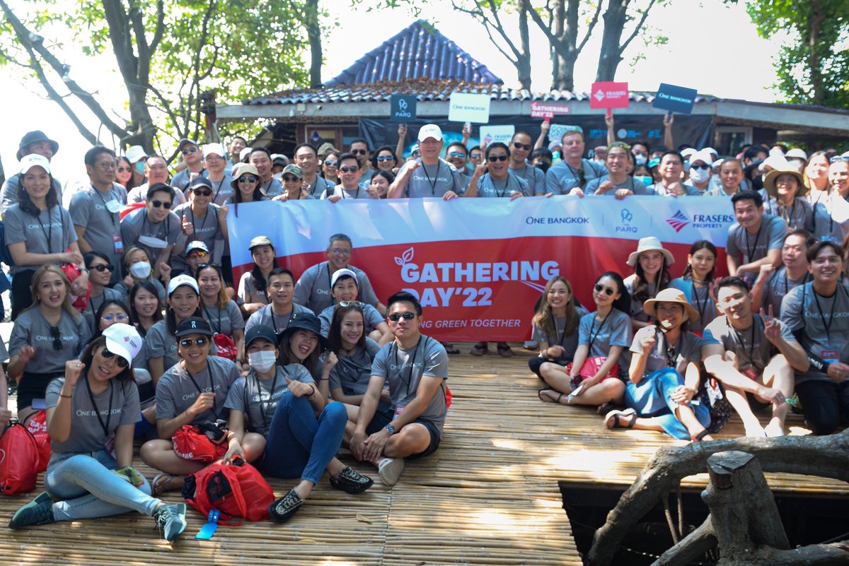 one_bangkok's tweet photo. #OneBangkok จัดงาน #GatheringDay22 #GoingGreenTogether ผ่านกิจกรรมปลูกป่าที่ศูนย์อนุรักษ์ป่าชายเลนคลองโคน จังหวัดสมุทรสงคราม นอกจากนี้ยังได้ร่วมทำกิจกรรมกับเด็กนักเรียนโรงเรียนวัดถ้ำรงค์ โดยมีคณะผู้บริหาร และพนักงานเข้าร่วมกิจกรรมดังกล่าว #EvolvingBangkok https://t.co/XOnL0yRgUr