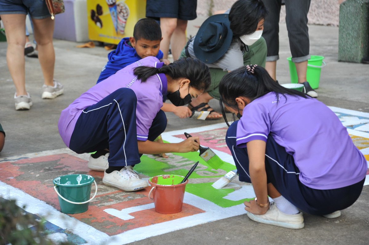 one_bangkok's tweet photo. #OneBangkok จัดงาน #GatheringDay22 #GoingGreenTogether ผ่านกิจกรรมปลูกป่าที่ศูนย์อนุรักษ์ป่าชายเลนคลองโคน จังหวัดสมุทรสงคราม นอกจากนี้ยังได้ร่วมทำกิจกรรมกับเด็กนักเรียนโรงเรียนวัดถ้ำรงค์ โดยมีคณะผู้บริหาร และพนักงานเข้าร่วมกิจกรรมดังกล่าว #EvolvingBangkok https://t.co/XOnL0yRgUr