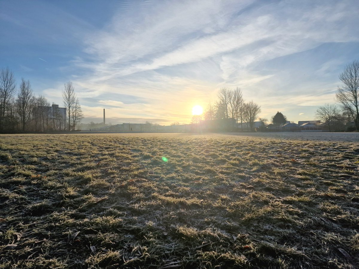 TutorStacey_EP's tweet photo. Love Fri Am - big walk with Tenby, 2 hrs later she is exhausted, which means I can go shopping with Jasmine whilst she naps 🙌
Beautiful morning 🌄 ❄️✨️💚
#Doggywalks #Frozenfields #4dayWeeks https://t.co/p8srK9rMkH