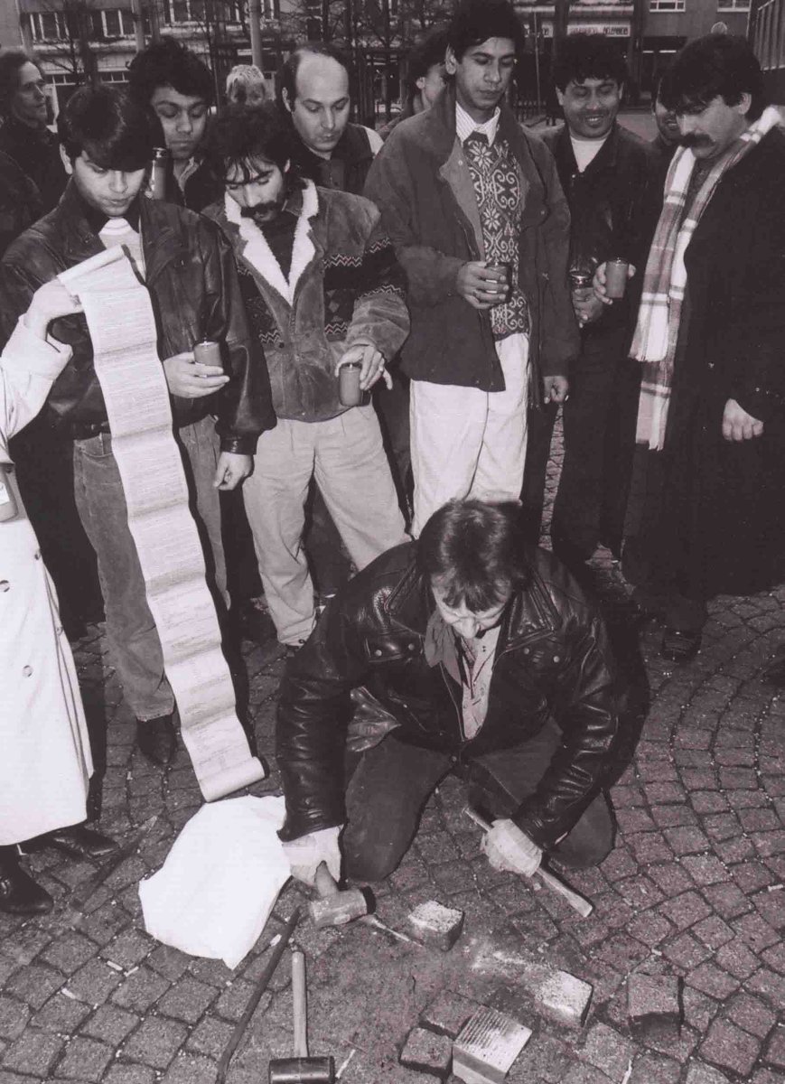 NSDOK's tweet photo. #OTD: Heute vor 30 Jahren verlegten Gunter Demnig und Rom e.V. den ersten Stolperstein vor dem Historischen Rathaus in #Köln. Das Datum war bewusst gewählt: Am 16.12.1942 hatte SS-Reichsführer Heinrich Himmler befohlen, alle im „Deutschen Reich“ noch verbliebenen Sinti*zze... https://t.co/v4X77xlpwY