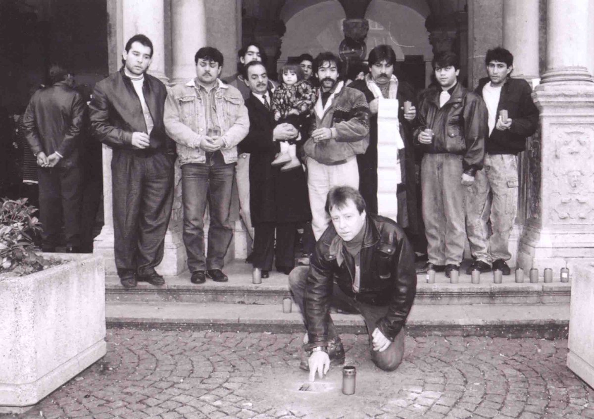 NSDOK's tweet photo. #OTD: Heute vor 30 Jahren verlegten Gunter Demnig und Rom e.V. den ersten Stolperstein vor dem Historischen Rathaus in #Köln. Das Datum war bewusst gewählt: Am 16.12.1942 hatte SS-Reichsführer Heinrich Himmler befohlen, alle im „Deutschen Reich“ noch verbliebenen Sinti*zze... https://t.co/v4X77xlpwY
