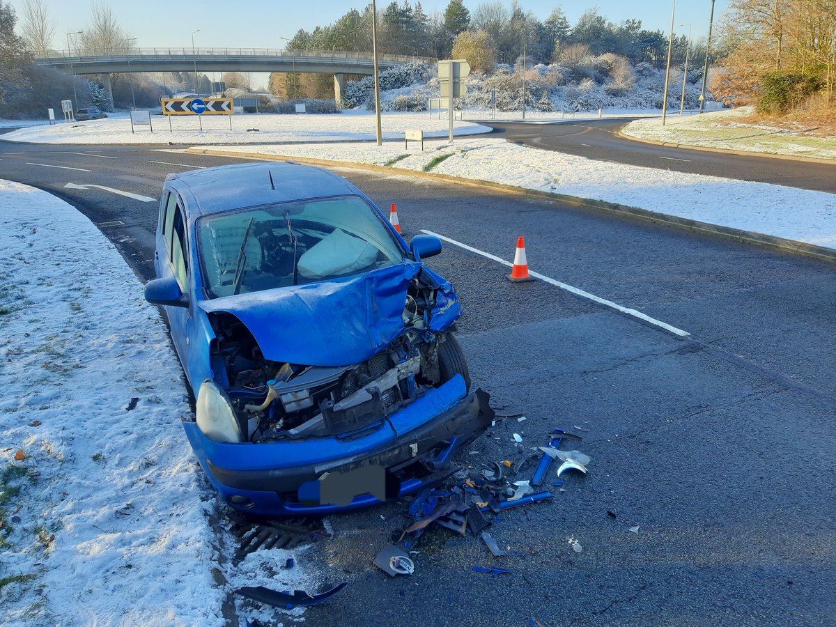 tvprp's tweet photo. Whilst its freezing &amp; the sun is low, please ensure you properly clear your windows so you can see. Also drive according to the conditions on the roads. 
It will hopefully prevent meeting a HGV head on. Luckily no-one was injured or intoxicated.
#P4939 #TPAshift #OpHolly https://t.co/rAGrvKLThJ