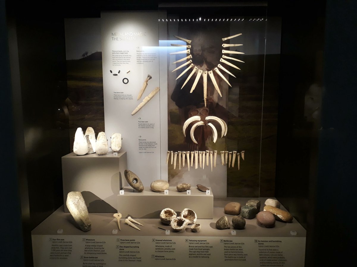NEW: Archaeologists have identified a 4000-year-old goldworking tool kit amongst the grave goods from an important Bronze Age burial near Stonehenge.

Here's a shiny #AntiquityThread on the work 🧵 1/13