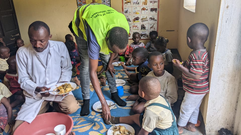 None kuwa le 16/12/2022 <a href="/RwandaYouthVol1/">Rwanda Youth Volunteers</a> muri <a href="/Kacyirusector/">Kacyiru Sector</a> dukomeje ibikorwa byo guhangana n'imirire mibi ndetse nigwingira mu abana.ahubatswe imirima y'igikoni 4 ndetse tugasangira n'abana ICDs muri <a href="/kamutwacell/">AKAGARI KA KAMUTWA</a>.<a href="/KubanaRichard/">Kubana Richard</a> <a href="/Gasabo_District/">Gasabo District</a> <a href="/1Urujeni/">Urujeni Gertrude 1</a> <a href="/RYVCP_Gasabo/">GASABO YOUTH VOLUNTEERS</a>