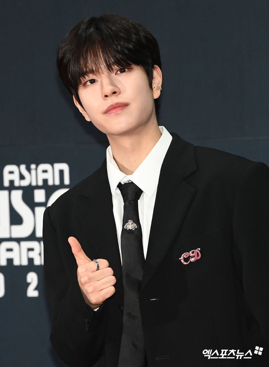 cherish_ksm's tweet photo. 1년만에 또 레드카펫에서 레전드를 찍음🖤 https://t.co/CoOSw8sS09