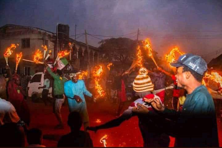 AhmredShuaibu's tweet photo. After Tinubu/APC Campaign team depart from kaduna state yesterday some citizen of the state washed their footprints and burn 🔥Brooms... They chanted Sai Atiku, Sai PDP.

#RecoverNigeriawithAtiku https://t.co/IC3EnX3V30