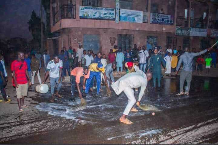 After Tinubu/APC Campaign team depart from kaduna state yesterday some citizen of the state washed their footprints and burn 🔥Brooms... They chanted Sai Atiku, Sai PDP.

#RecoverNigeriawithAtiku