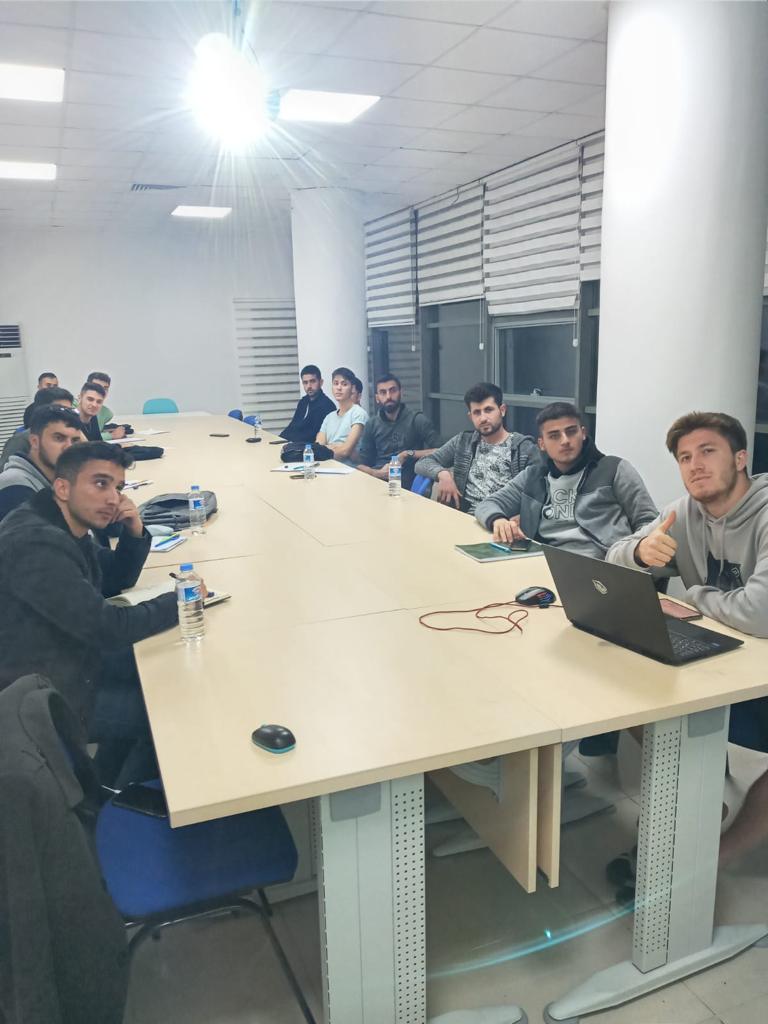 MarasKYGM's tweet photo. 📌Avşar Yurt Müdürlüğü

Batuhan Başyiğit hocamızla İngilizce Atölyesi devam ediyor. 

#BenimYurdumGSB🇹🇷 
@kasapoglu @gencliksporbak https://t.co/n68Xnwo19n