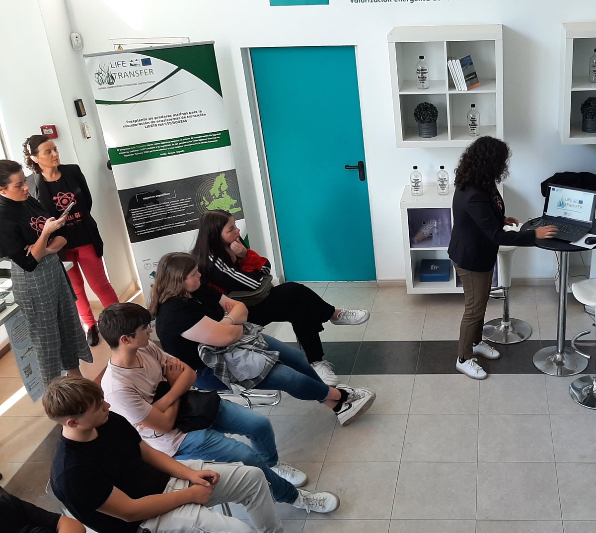 CETENMA's tweet photo. 🗓️ El pasado 24/11 tuvimos el placer de presentar #LIFETRANSFER 🌿🦩 a alumn@s del @IES_Sabina_Mora
🦆 Descubrieron la importancia de este proyecto para recolonizar las #praderasmarinas, especialmente en la zona del #MarMenor 🌿
😃 ¡Muchas gracias por vuestro interés! https://t.co/bbiOWAFnsi