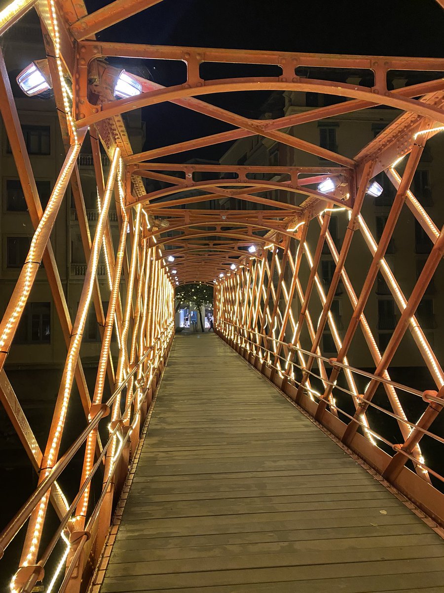 jferrerbeltran's tweet photo. El puente Eiffel de Girona iluminado por Navidad. El hierro hecho belleza. https://t.co/jbaD3p7SwY