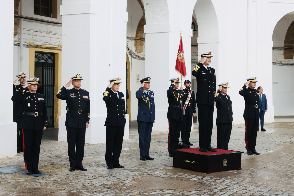 CasaReal's tweet photo. El Rey, en San Fernando (Cádiz), para realizar una visita a Unidades de la Fuerza de Infantería de Marina, en el #TercioArmada (TEAR) y el #TercioSur (TERSUR).

➡️https://t.co/EnwrmpYoTO https://t.co/3h3HBE1zv7