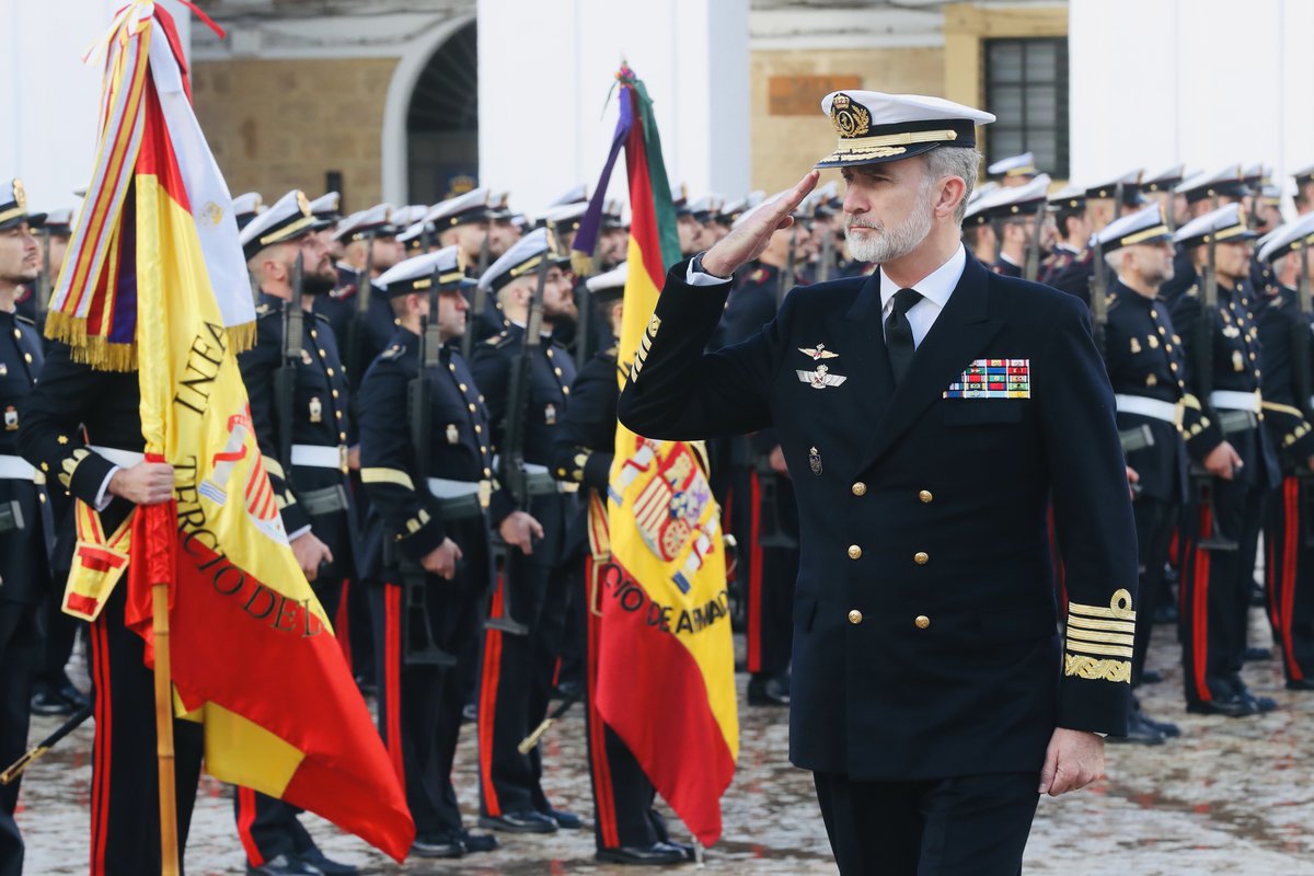CasaReal's tweet photo. El Rey, en San Fernando (Cádiz), para realizar una visita a Unidades de la Fuerza de Infantería de Marina, en el #TercioArmada (TEAR) y el #TercioSur (TERSUR).

➡️https://t.co/EnwrmpYoTO https://t.co/3h3HBE1zv7
