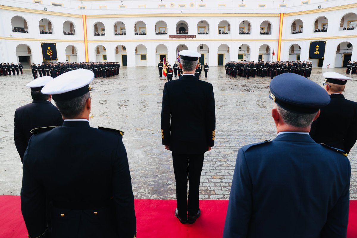 CasaReal's tweet photo. El Rey, en San Fernando (Cádiz), para realizar una visita a Unidades de la Fuerza de Infantería de Marina, en el #TercioArmada (TEAR) y el #TercioSur (TERSUR).

➡️https://t.co/EnwrmpYoTO https://t.co/3h3HBE1zv7