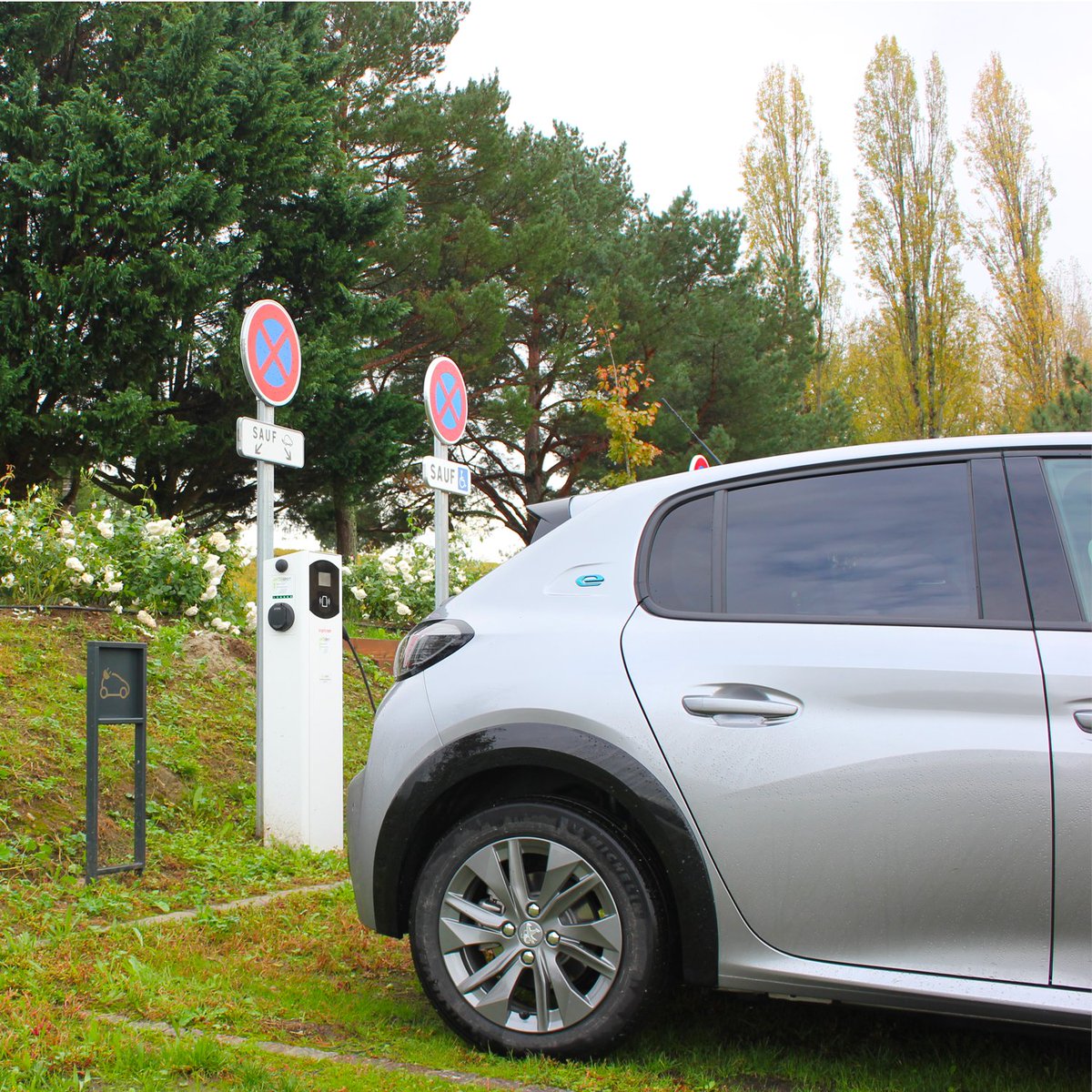 Grâce à la confiance de Ludovic Decoster, une borne de recharge est présente au Château Fleur Cardinale afin de recharger les véhicules des visiteurs.⚡️

Comme nous, ce #Château s'engage à avoir un impact positif sur l'environnement. En 2021, il a obtenu le label Engagé R.S.E.👏