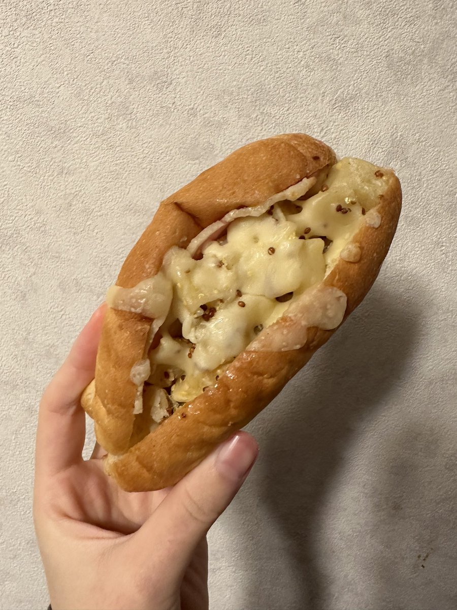 nukumuku breadstore
ハニーマスタードジャガイモベーコンバーガー🥓

マスタードって名前付いてると買っちゃう。
パン生地がとても好みです。柔らかくてほんのり甘い。このパン使ったホットドック食べたい。
芋もしっとりしてて、ベーコンが一口また一口とすぐ無くなった。
これリピです🥰