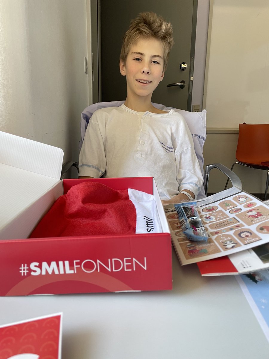 J_TovgaardOlsen's tweet photo. Fantastiske med en julepakke fra #smilfonden når man er indlagt mens der er julebingo i skolen. Tusind tak🙏. #smilfonden #julebingo #sprængtblindtarm https://t.co/4znnddRtkl